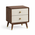 Armoire en bois avec poignées en laiton doré